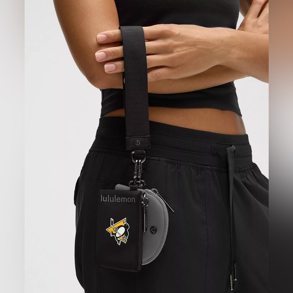 NWT PITTSBURGH PENGUINS DUAL POUCH WRISTLET Black/Solar Grey BLK/SOGY Lululemon - Picture 2 of 15